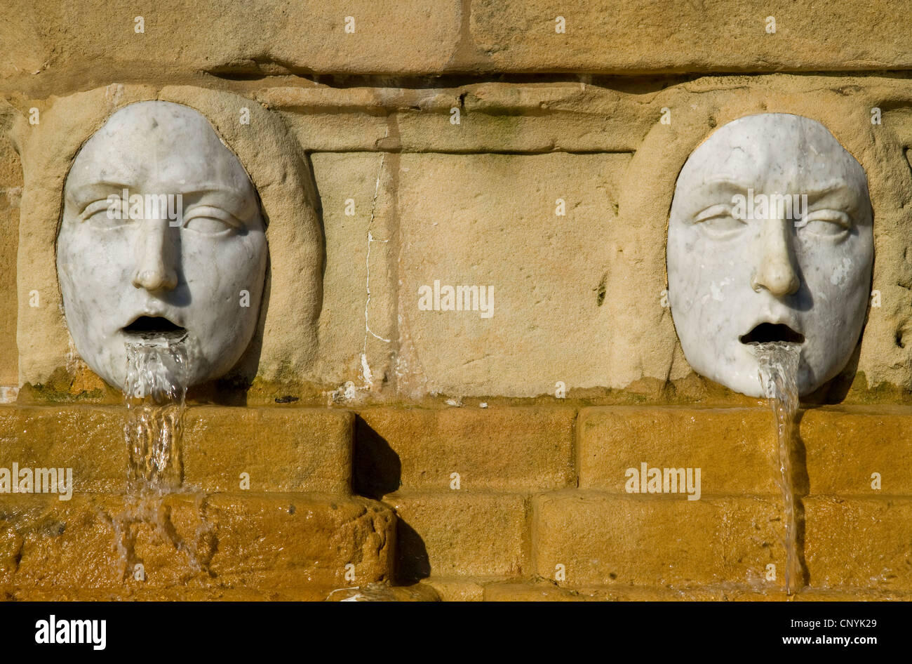 Brunnen mit Gesichtern und Abbildung in den Gärten des Museum of Fine Art in Bilbao Spanien Stockfoto