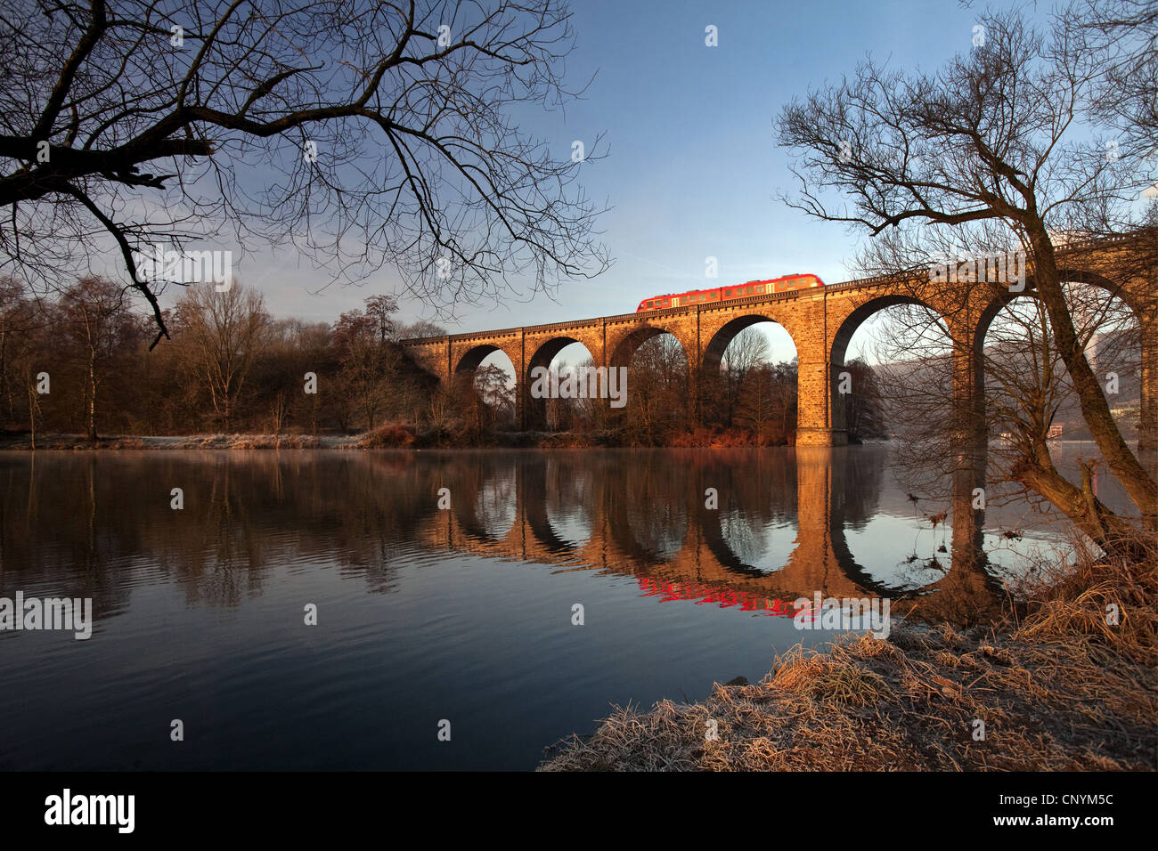 Eisenbahn Brücke über den Fluss Ruhr morgens im Winter, Herdecke, Ruhrgebiet, Nordrhein-Westfalen, Deutschland Stockfoto