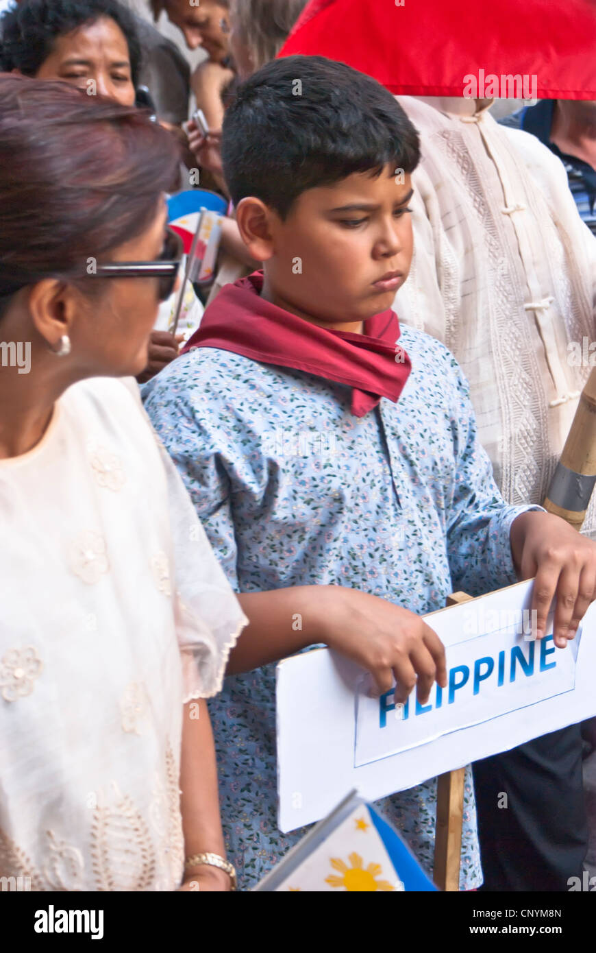 Ein nicht identifiziertes philippinisches Kind 13 Jahre auf der internationalen "Festival von Haselnüssen", parade durch die Stadt Stockfoto