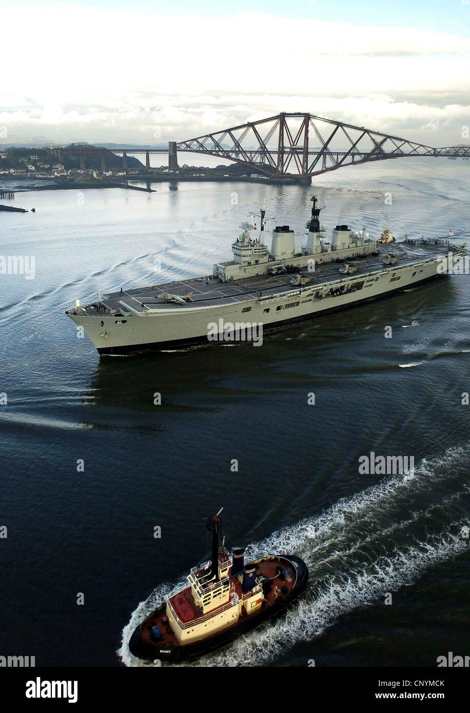 Flugzeugträger der HMS Ark Royal, die unter die vierte Schiene Brücke auf  dem Weg nach Rosyth Dock Yard Stockfotografie - Alamy