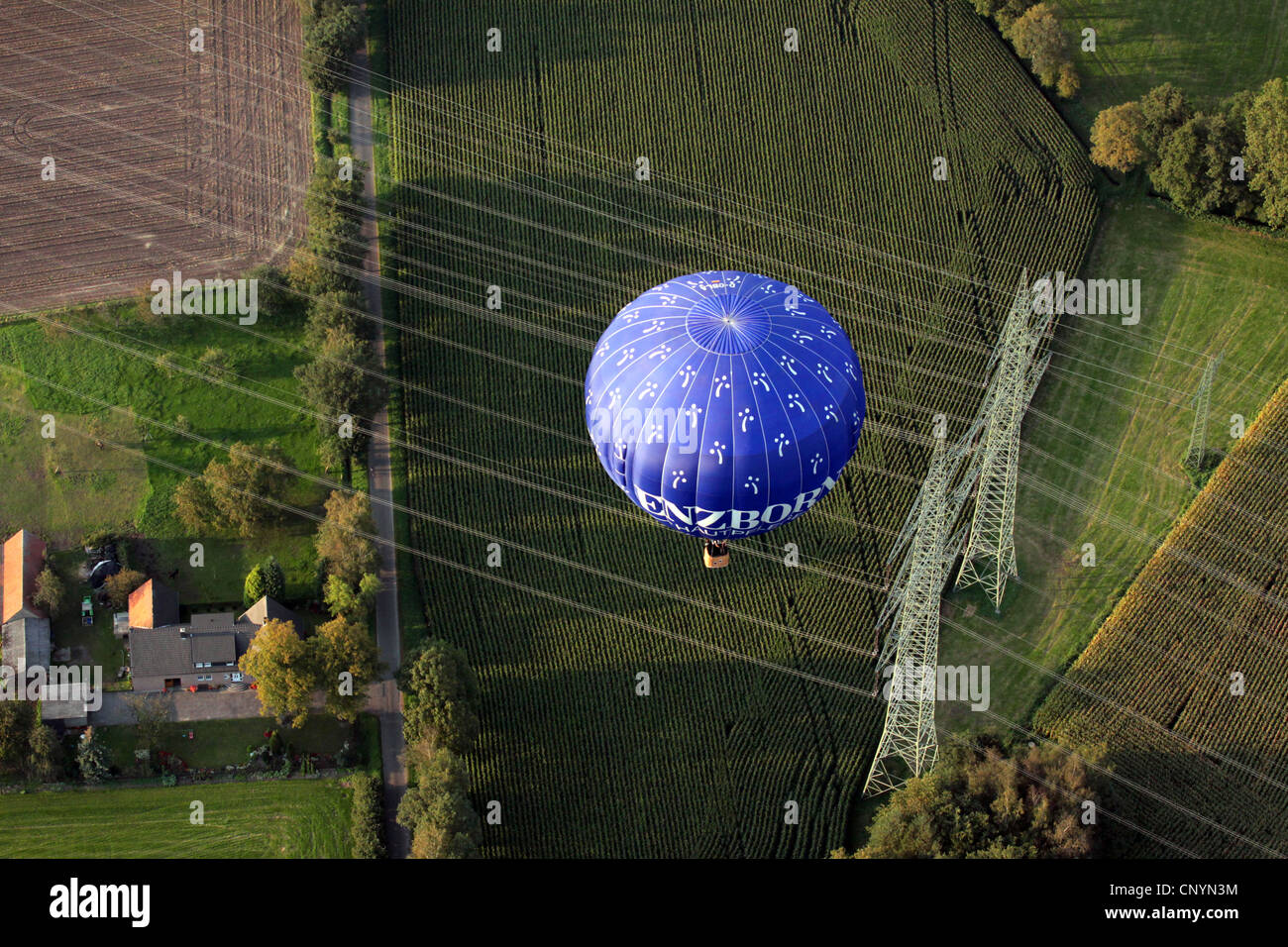 Heißluft-Ballon Kreuzung Stromleitungen, Deutschland, Nordrhein-Westfalen, Bottrop Stockfoto