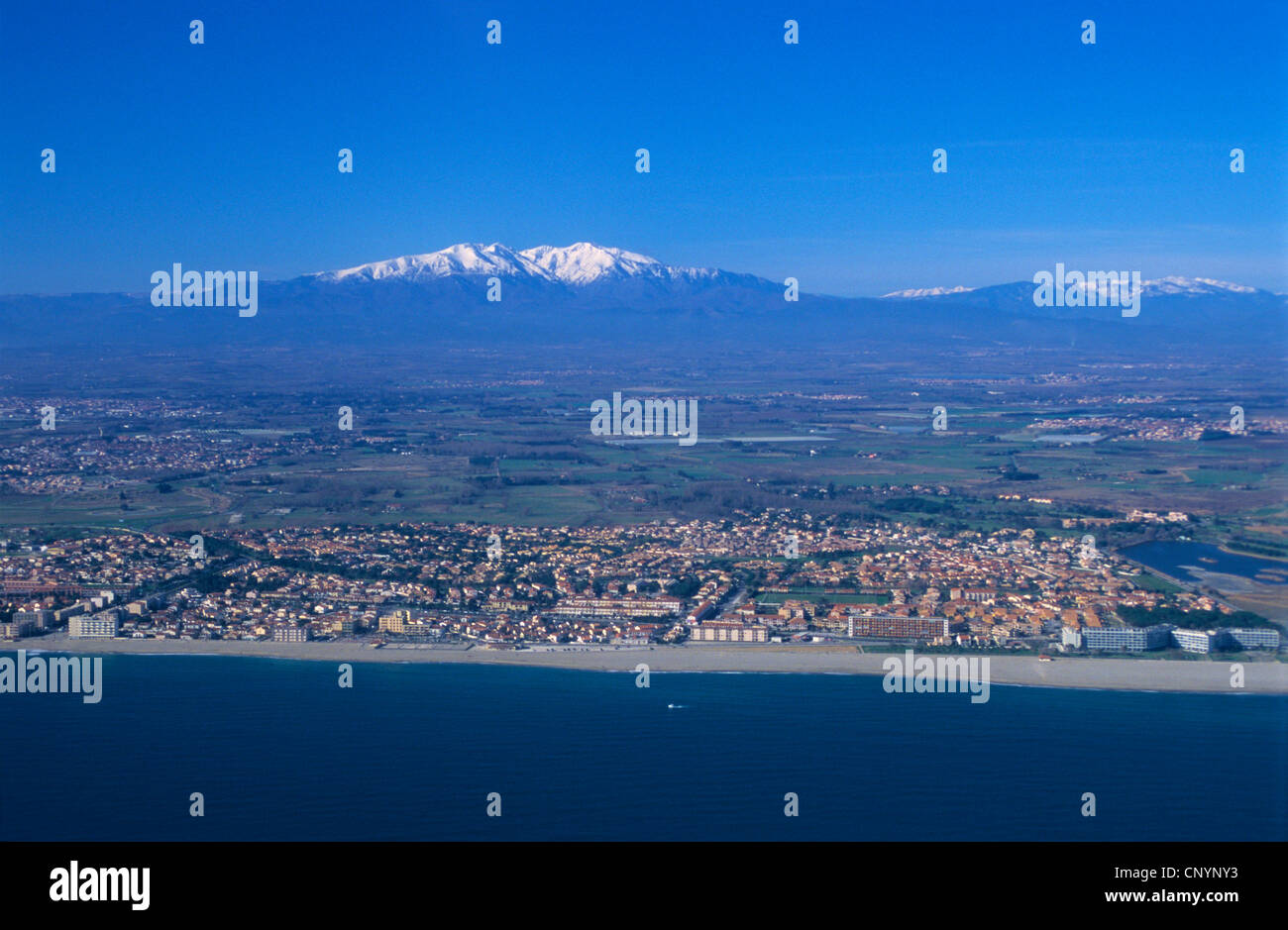 Luftaufnahme von SaintCyprienPlage. Im Hintergrund der Gipfel des