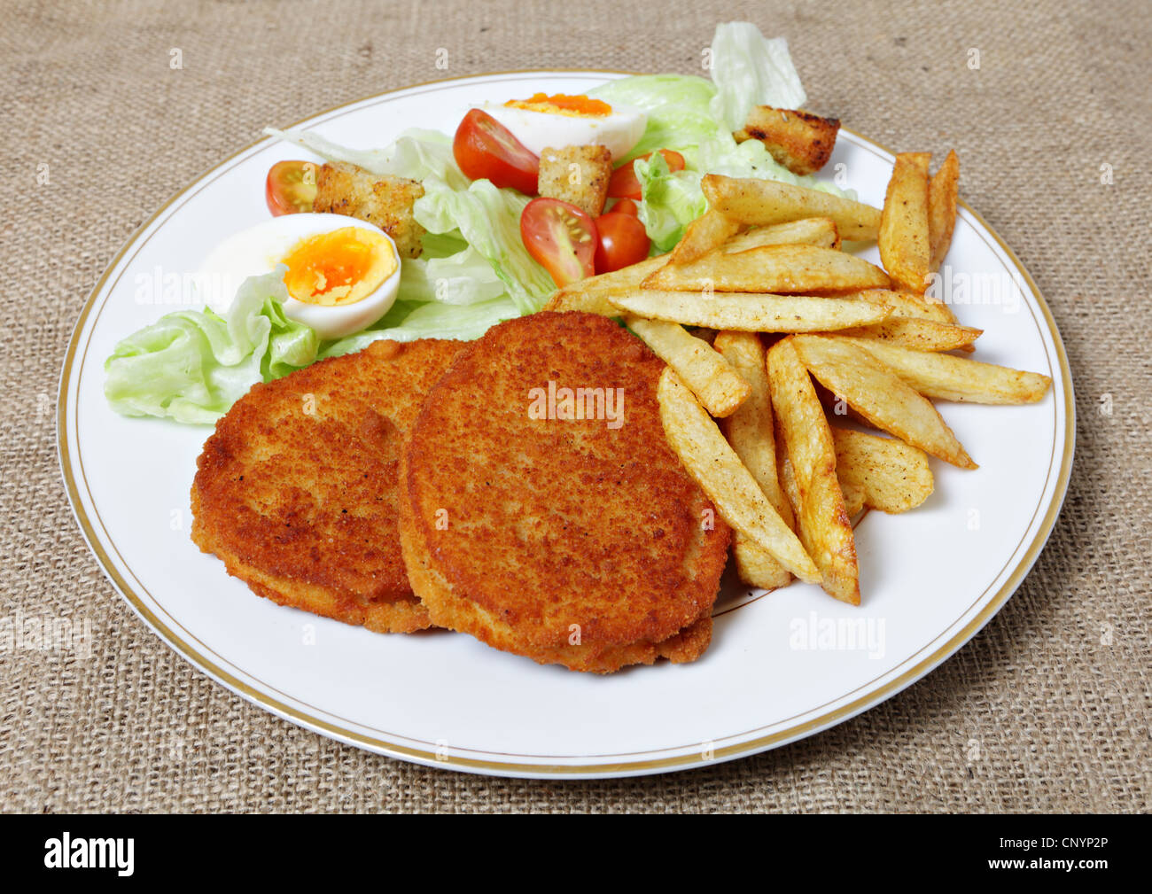 Eine Mahlzeit mit Chicken Burger mit Tomate, Ei und Salat Salat und französische gebratene Kartoffelchips Stockfoto