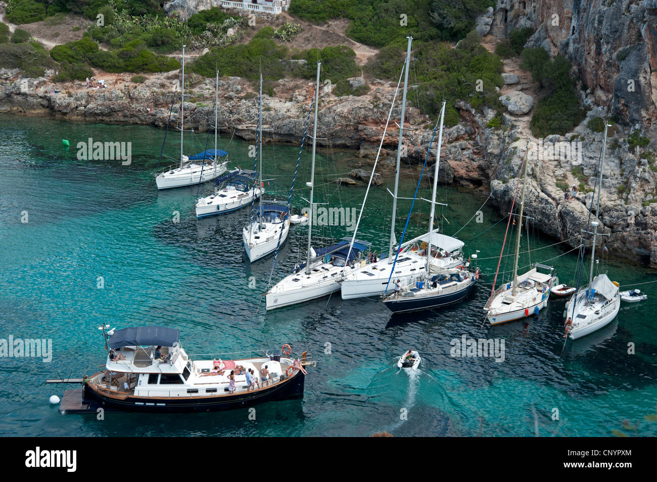 Yachten vor Anker in der schönen Bucht von Calas Coves Menorca Spanien Stockfoto