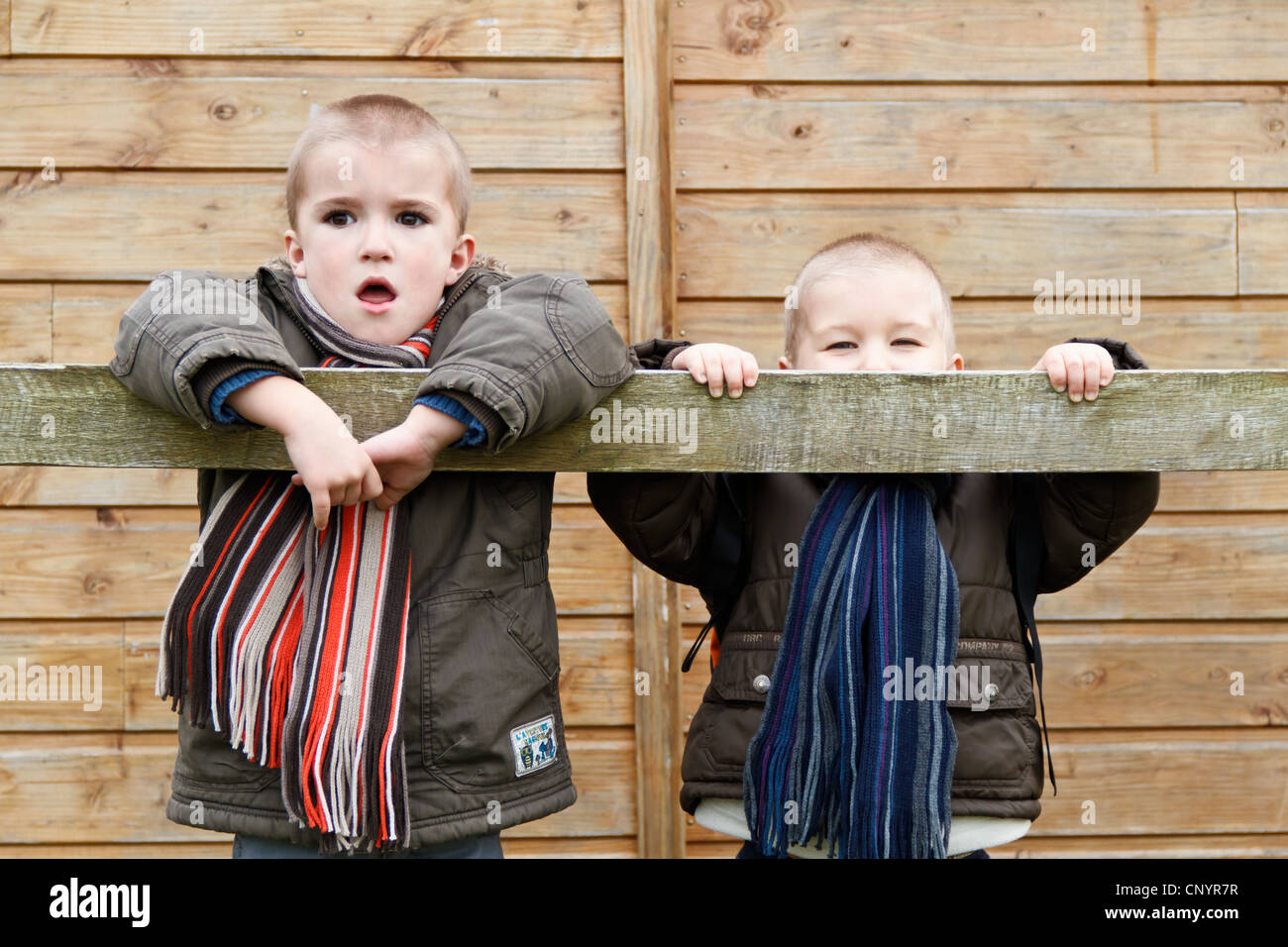 Jungs stehen zusammen auf Holzgeländer. Stockfoto