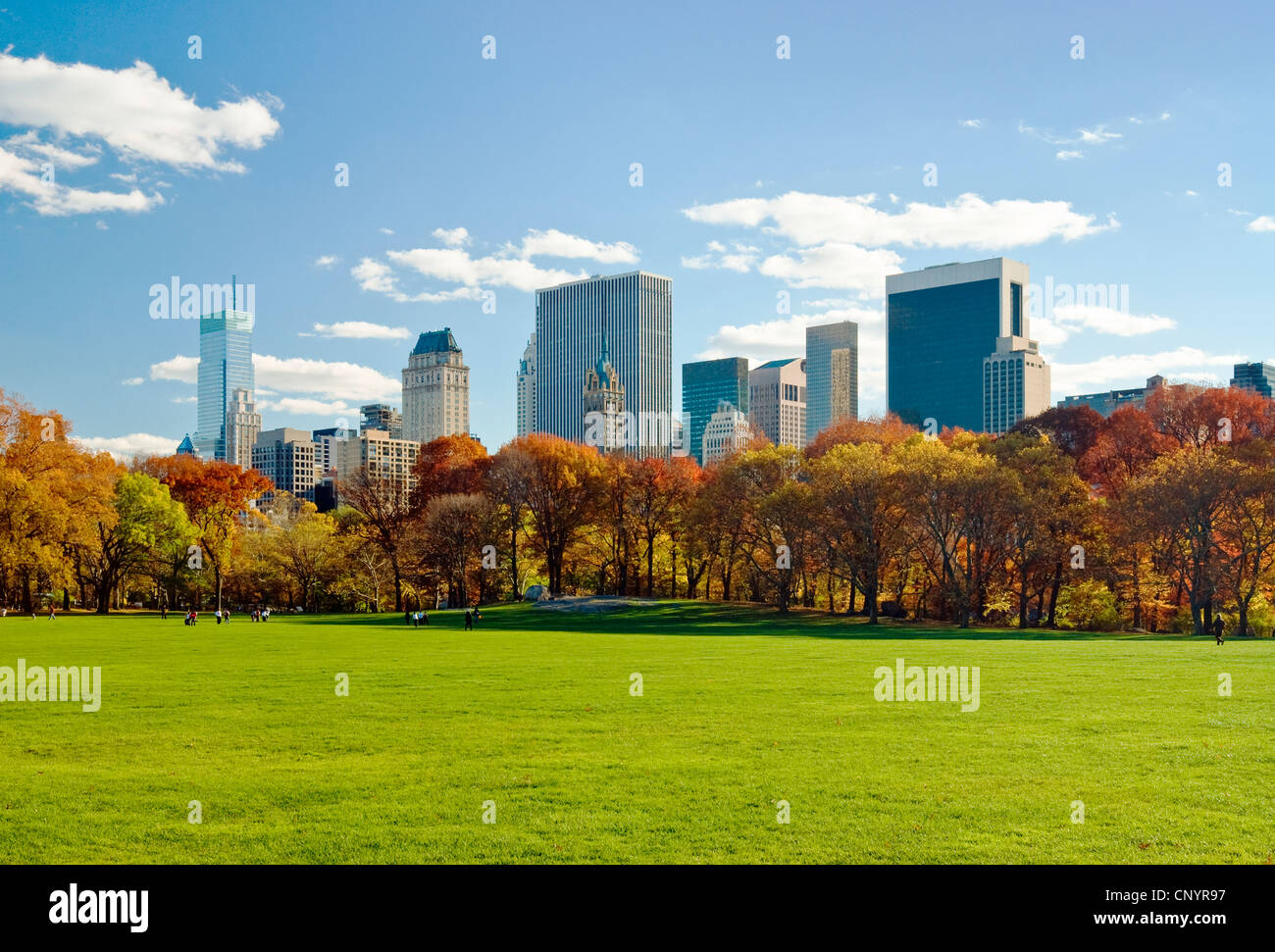 Central Park in New York City, im Herbst, mit Blick auf die Skyline von Central Park South von Sheep Meadow. Stockfoto