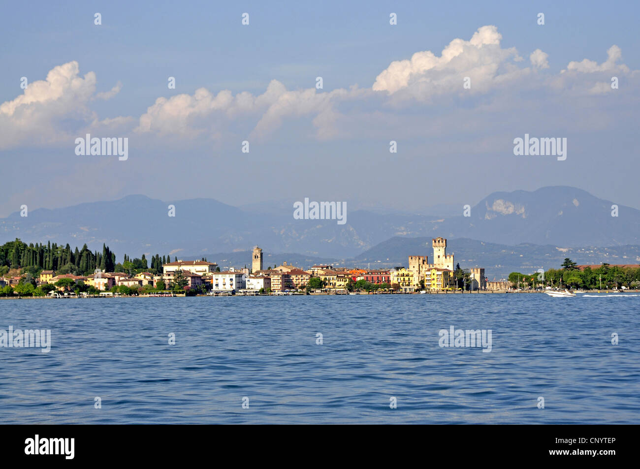 Blick vom Gardasee nach Sirmione und Scaliger Burg, Italien, Lombardei, Gardasee, Sirmione Stockfoto