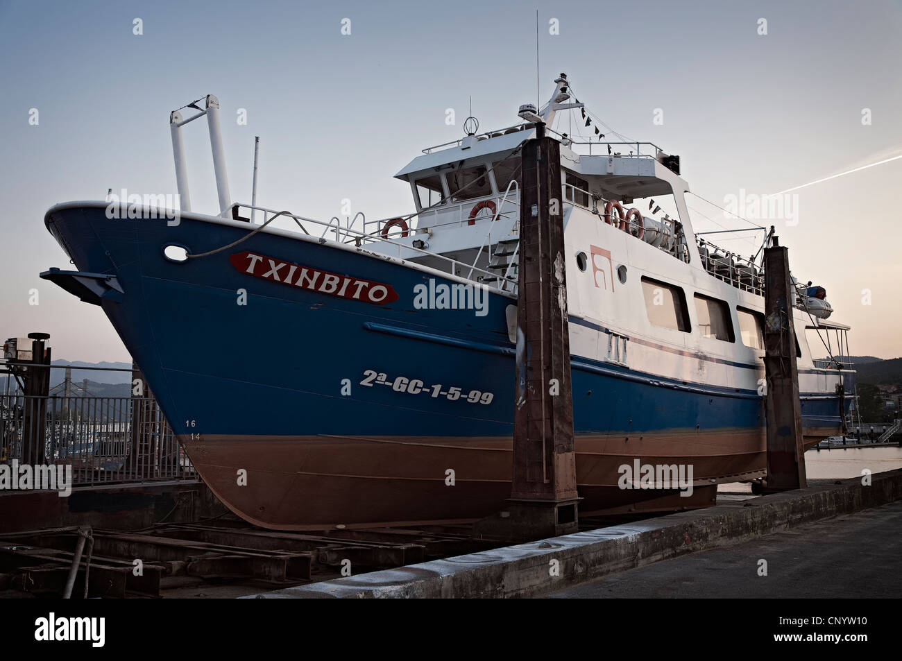 Kran wiege Boote aus dem Wasser zu heben, um zu reparieren, in der Stadt von Colindres, Kantabrien, Spanien, Europa, und lackieren Sie sie. Stockfoto