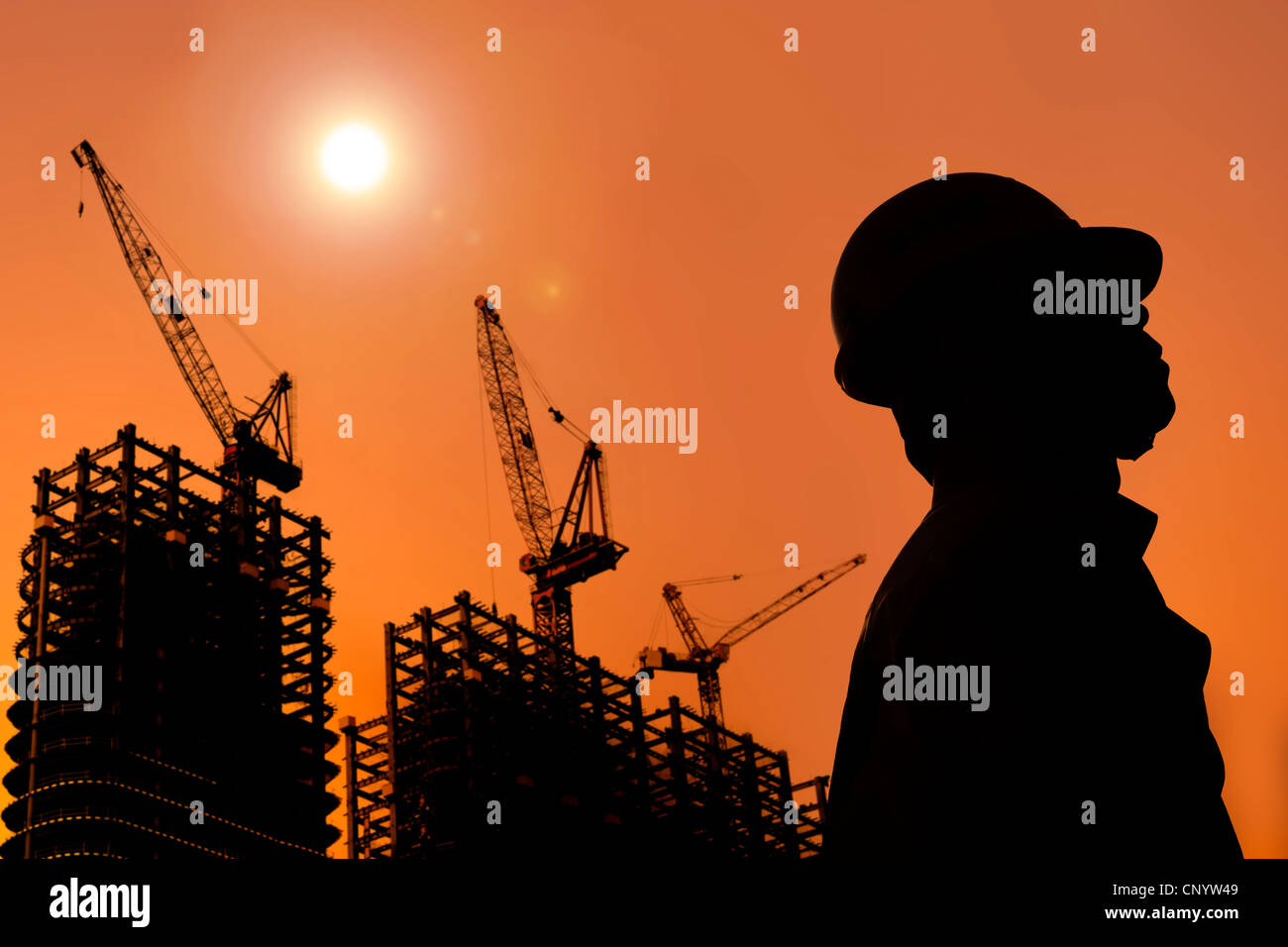 Die Silhouette der Bauarbeiter mit Sonnenuntergang Stockfoto