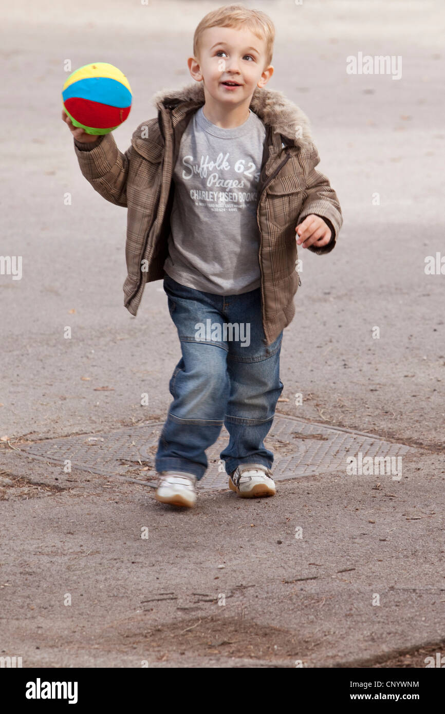 ein Kind Palying mit ball Stockfoto
