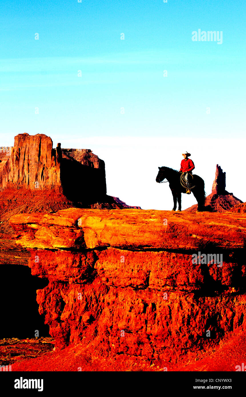 Ein Navajo-Cowboy posiert auf John Ford Point, Monument Valley, Arizona Stockfoto