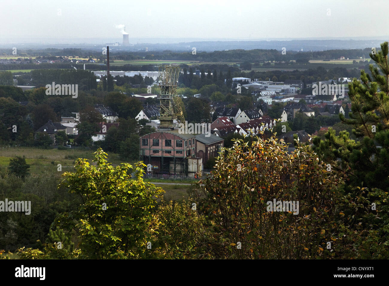 Blick vom Ewald stecken Haufen zum Förderturm Ewald in Richtung Datteln, Deutschland, Nordrhein-Westfalen, Ruhrgebiet, Oer-Erkenschwick Stockfoto