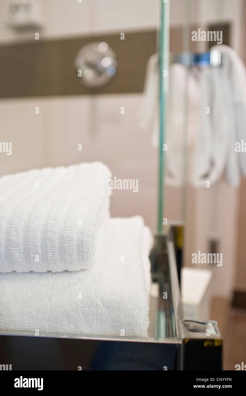 Frische Handtücher vor Duschkabine im Hotel Zimmer Bad Stockfoto