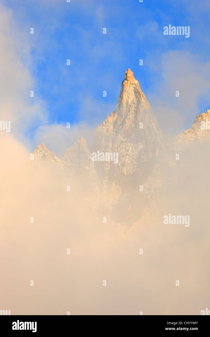 Aiguille De La Tsa (3668 m) mit Nebel, Schweiz, Wallis Stockfoto