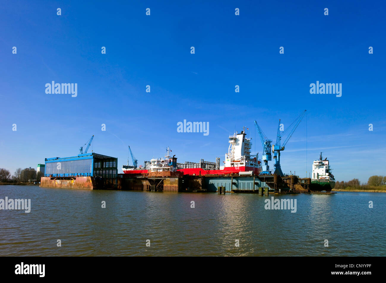 Schiffe in das Schwimmdock am Fluss Weser, Deutschland, Bremerhaven Stockfoto
