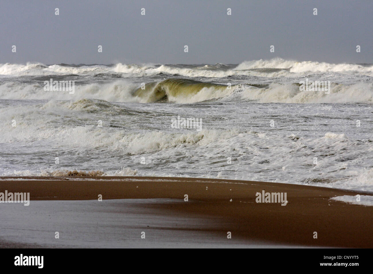 brechen der Wellen am Sandstrand bei stürmischer See, Deutschland, Schleswig-Holstein, Sylt Stockfoto