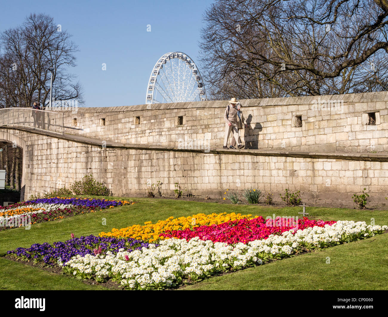 Mittelalterliche Stadtmauer und Rad York England UK Stockfoto