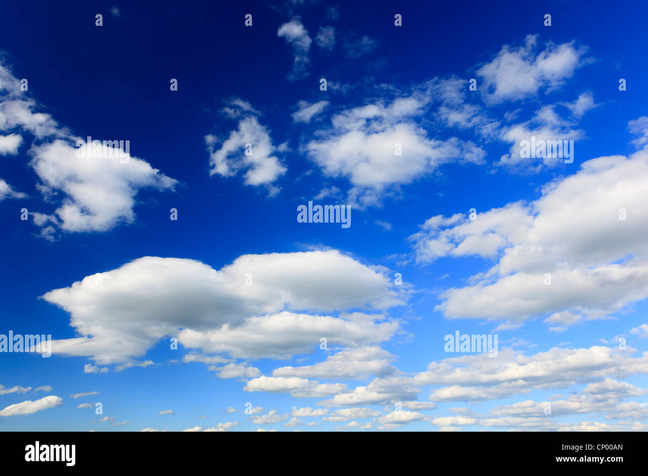 Wolken am blauen Himmel Stockfoto