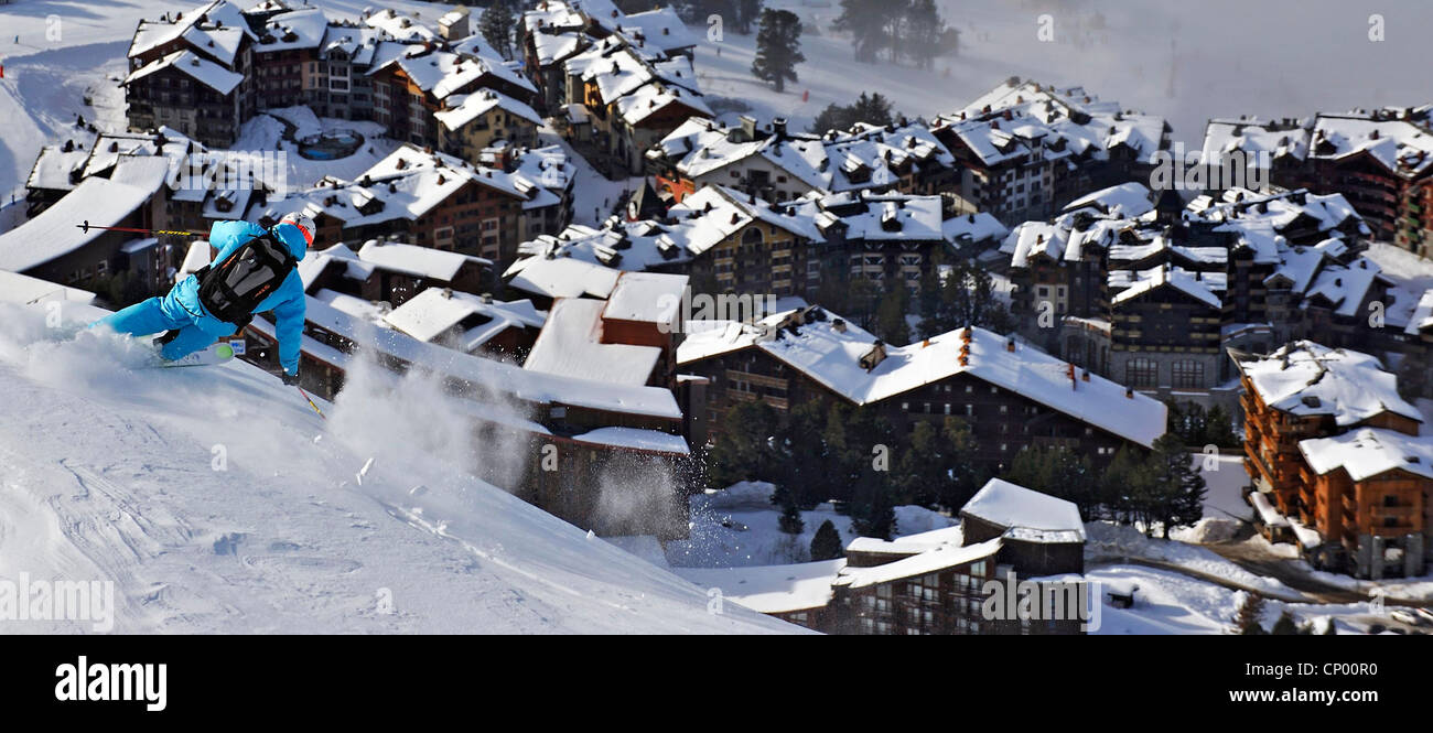 Skifahrer über Skigebiet Les Arc, Frankreich Stockfoto