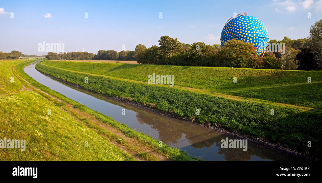 Öffnen Sie Abwasser Kanal Emscher und Gasbehälter, Gelsenkirchen, Ruhrgebiet, Nordrhein-Westfalen, Deutschland Stockfoto
