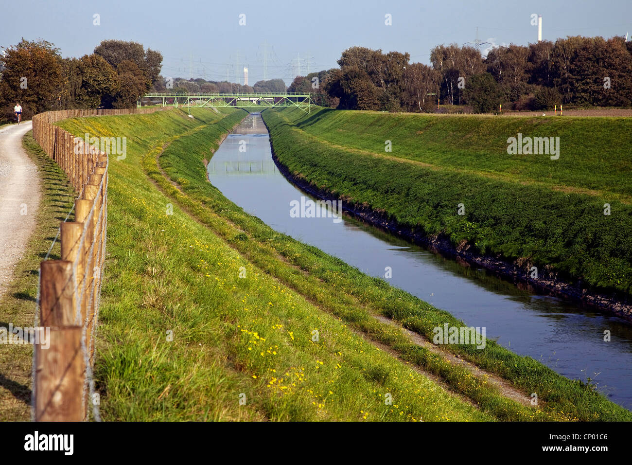 Öffnen Sie Abfall Wasser Kanal Emscher, Deutschland, Nordrhein-Westfalen, Ruhrgebiet, Gelsenkirchen Stockfoto