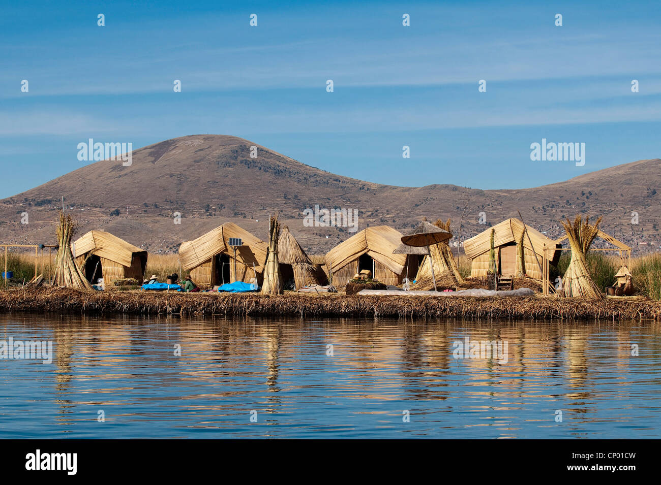 einer der 42 schwimmenden Inseln auf dem Titicacasee "Uros Inseln", genannt selbstgebaut von Totora-Schilf vom Quechua oder Uros Indianer, Peru, Uros Insel, Titicaca-See Stockfoto