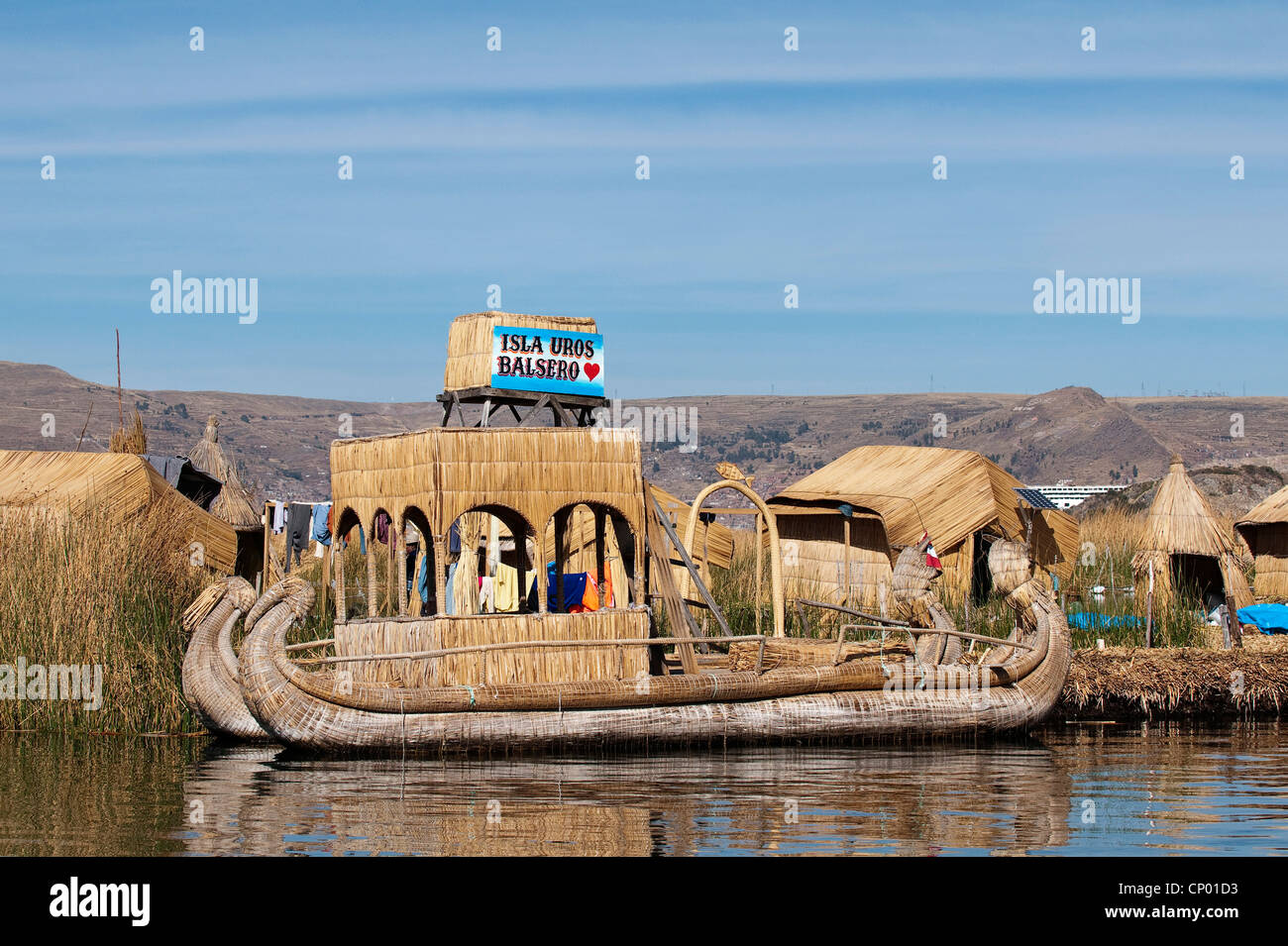 Schiff gemacht von Stroh in einem der 42 schwimmenden Inseln auf dem Titicacasee genannt "Uros Inseln", selbstgebaut aus Totora-Schilf vom Quechua oder Uros Indianer, Peru, Uros Insel, Titicaca-See Stockfoto