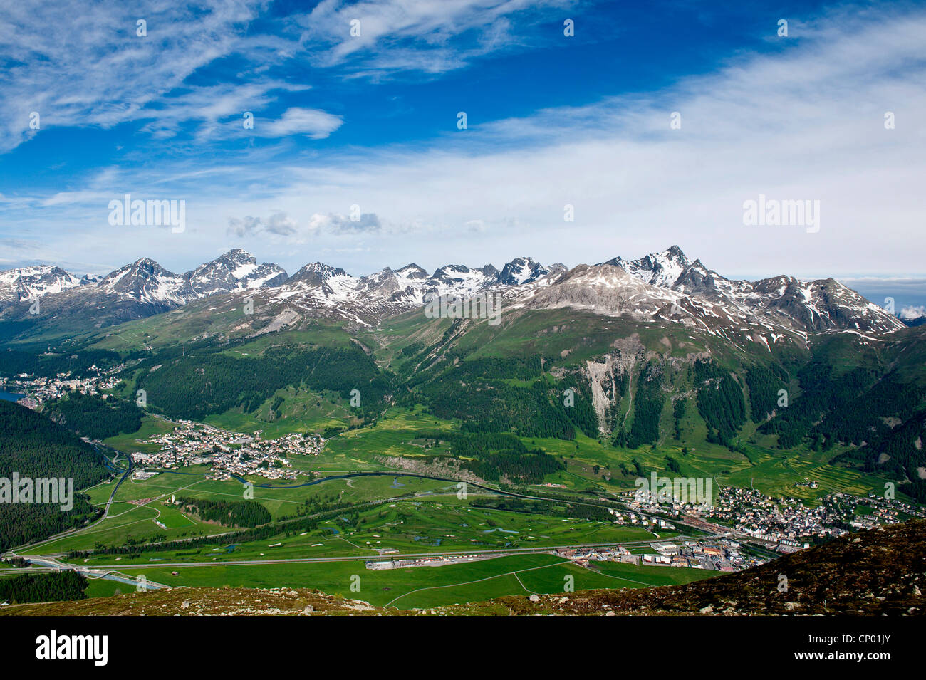 Ansichten von Celerina und St. Moritz von einem oberen Muottas Muragl, Schweiz, Graubünden, St. Moritz Stockfoto