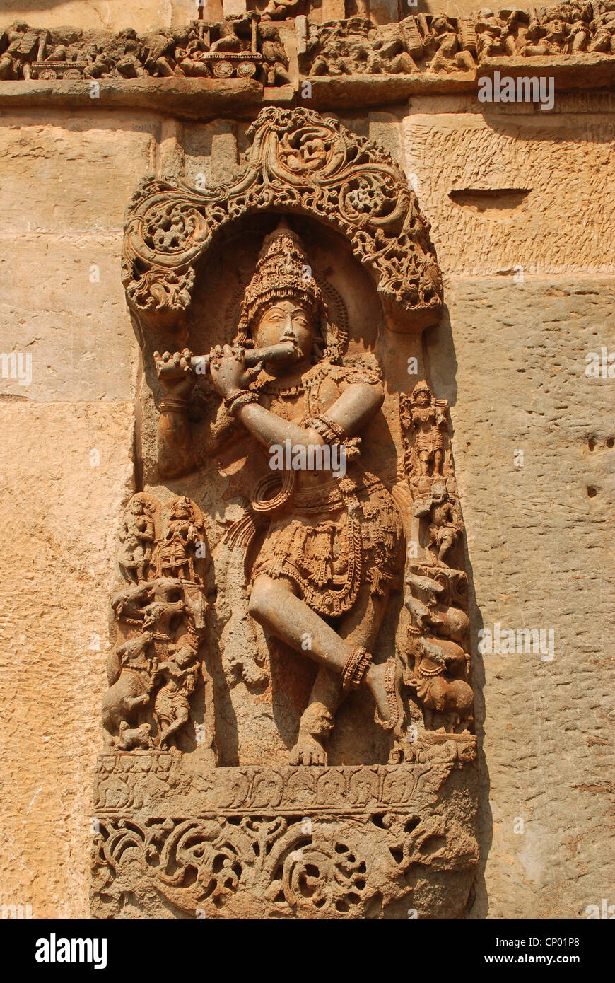 eine fein geschnitzten Steinskulptur von Lord Krishna spielt Querflöte, Chennakeshava-Tempel, Belur, Indien Stockfoto
