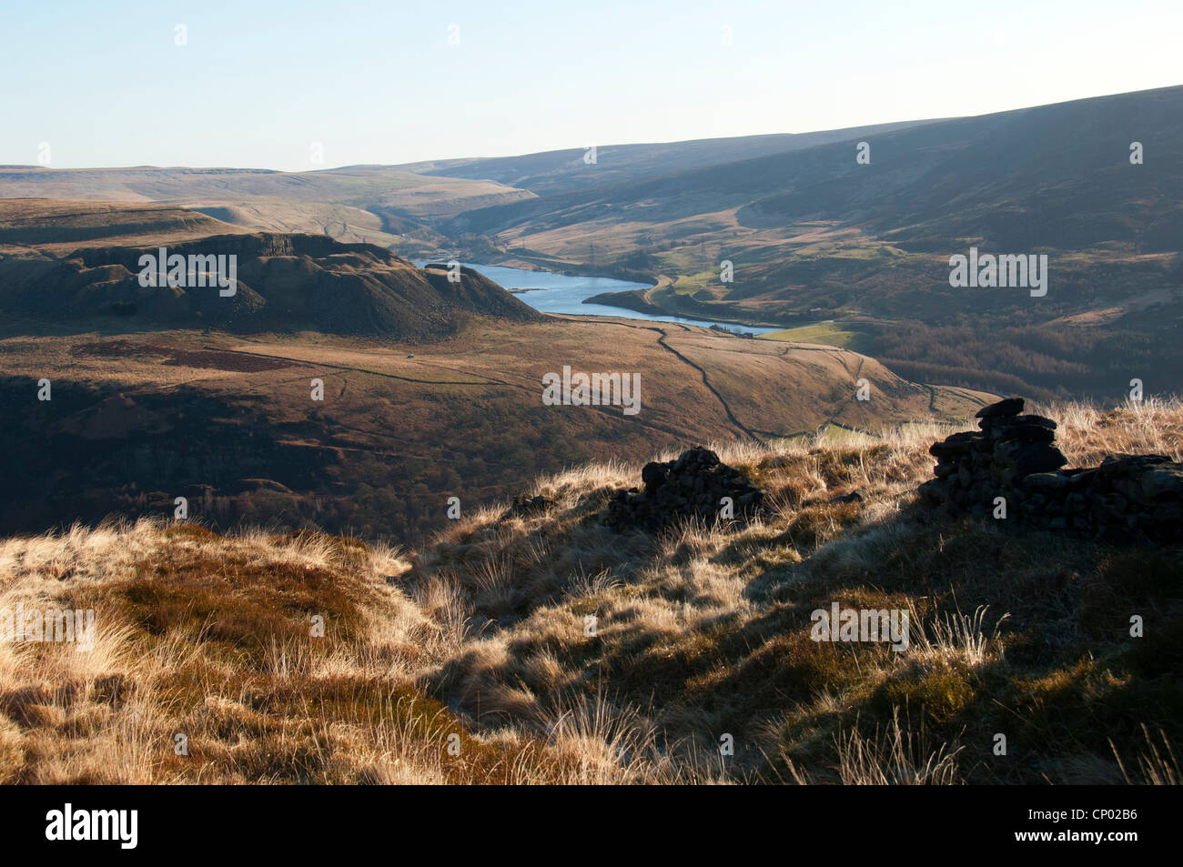 Woodhead Reservoir über Brockholes Steinbruch, Crowden in Longdendale, Peak District, Derbyshire, England, UK Stockfoto