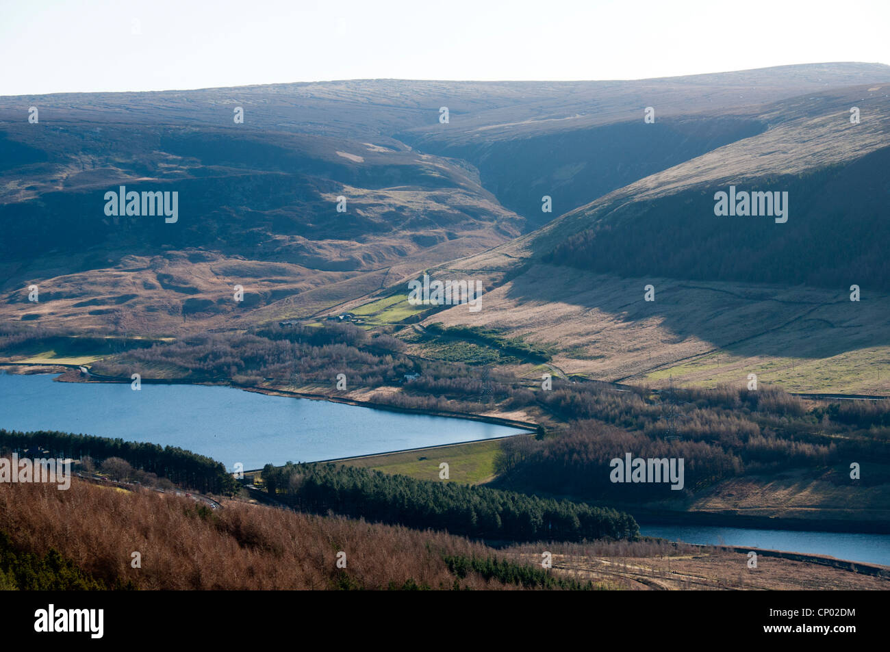 Torside und Rhodeswood Stauseen in den Longdendale Valley, Peak District, Derbyshire, England, UK.  Bleaklow fiel hinter. Stockfoto