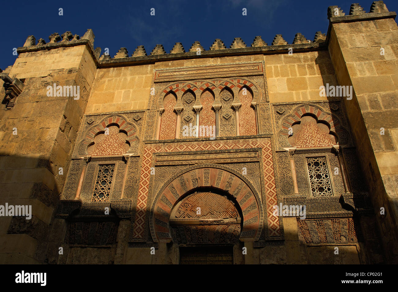 Detail der maurischen Torbogen, Fliesen und Mosaik-Arbeiten an der Außenseite des ehemaligen großen Moschee von Cordoba in Südspanien Stockfoto