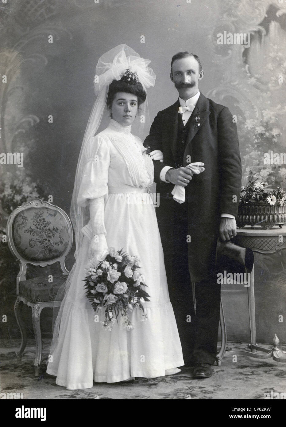 Personen, Paare, Brautpaar, Foto von F. X. Ostermayers Söhnen, München, um 1900, Kabinettkarte, volle Länge, Zusatzrechte-Clearences-nicht vorhanden Stockfoto