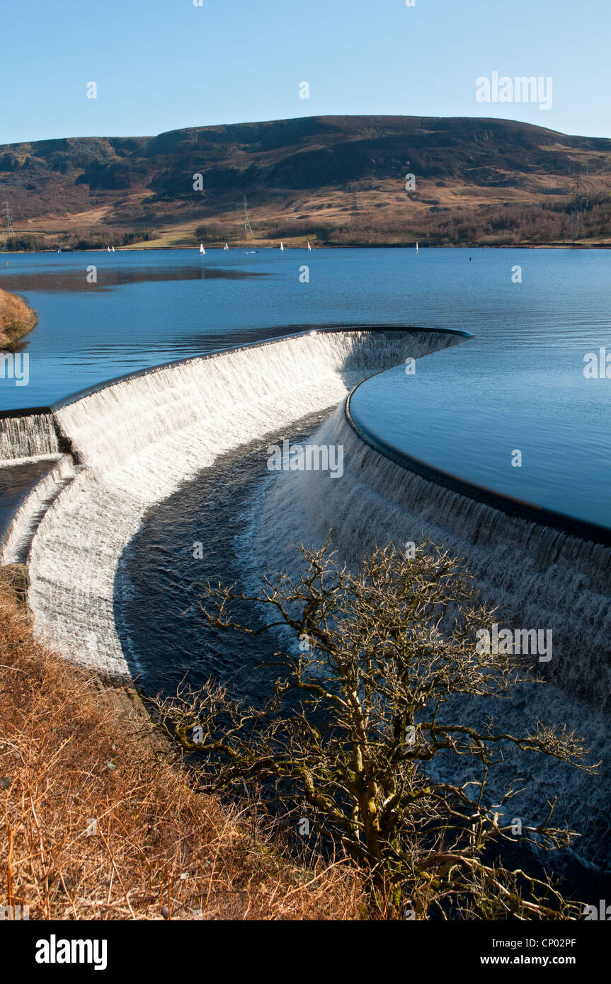 Der Überlauf des Torside Stausees in den Longdendale Valley, Peak District, Derbyshire, England, UK Stockfoto