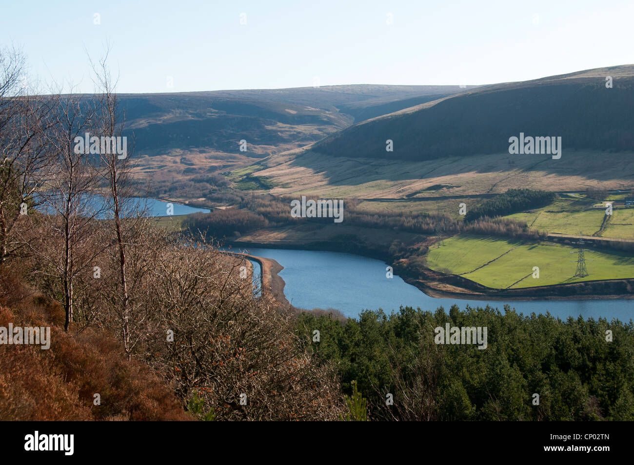 Torside und Rhodeswood Stauseen in den Longdendale Valley, Peak District, Derbyshire, England, UK.  Bleaklow fiel hinter. Stockfoto