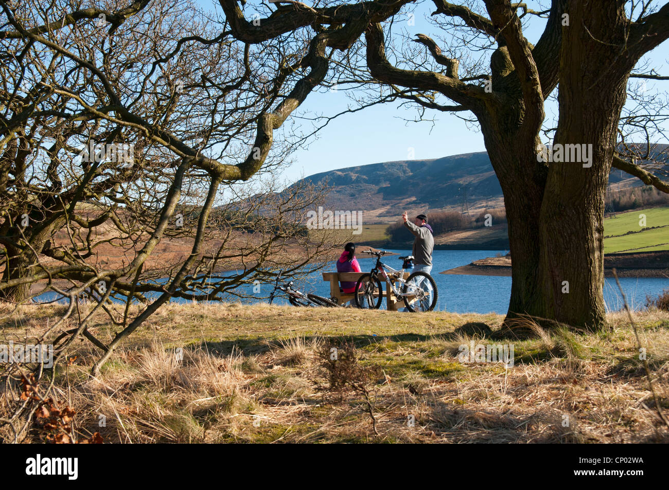 Zwei Radfahrer ausruhen Rhodeswood Reservoir in den Longdendale Valley, Peak District, Derbyshire, England, UK Stockfoto