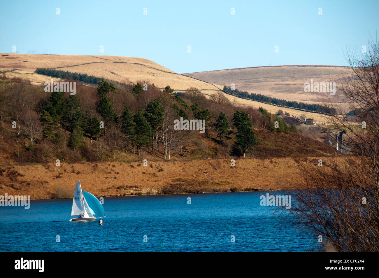 Segeln am Torside Stausee im Longdendale Tal, Peak District, Derbyshire, England, UK Stockfoto