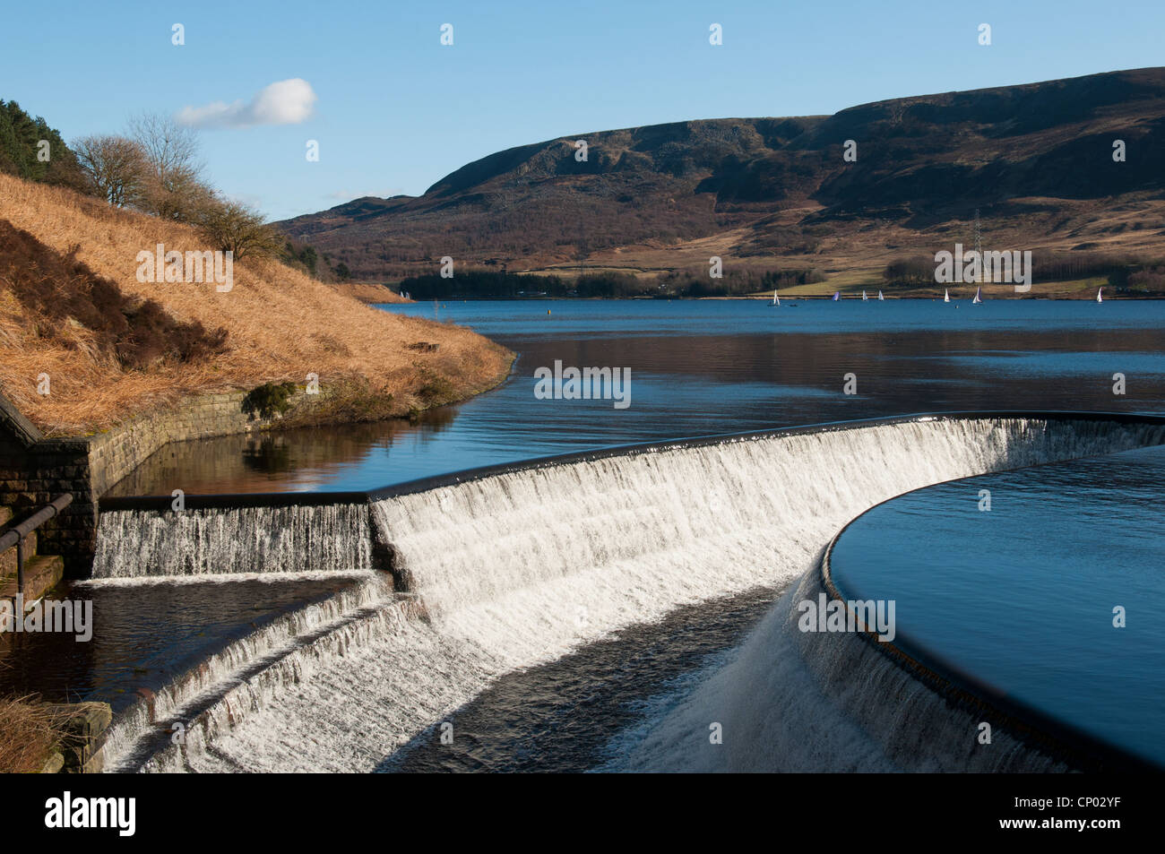 Der Überlauf des Torside Stausees in den Longdendale Valley, Peak District, Derbyshire, England, UK Stockfoto