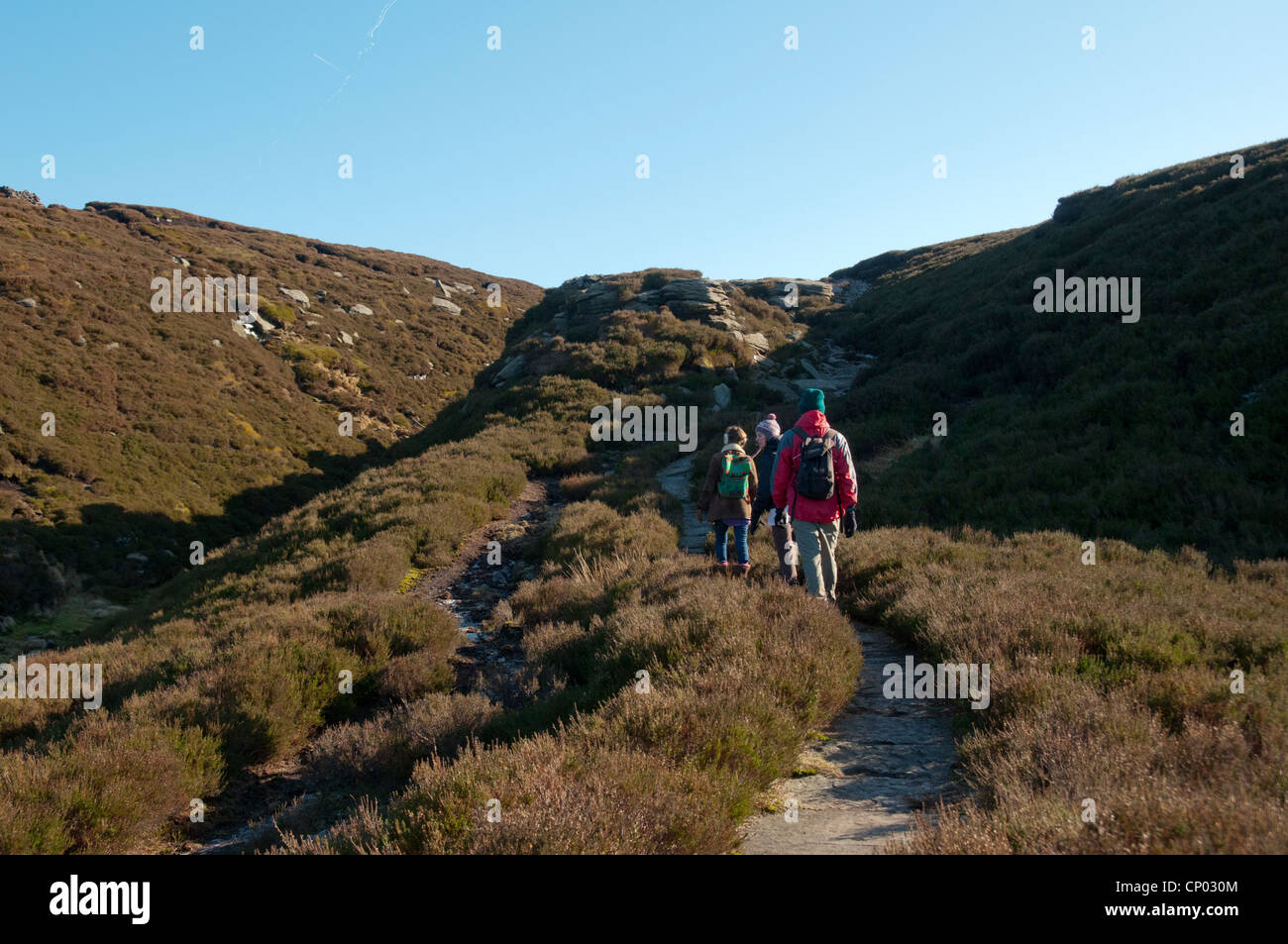 Wanderer am Oberlauf des Torside Clough, Bleaklow Hill, Peak District, Derbyshire, England, UK Stockfoto