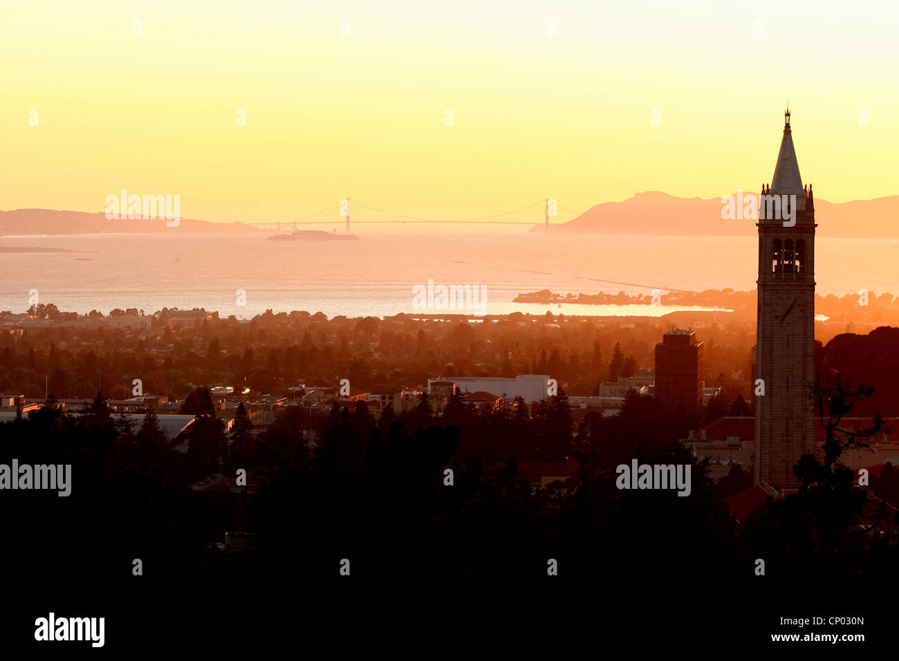 SATHER TOWER & BERKELEY & GOLDEN GATE BRIDGE BERKELEY CALIFORNIA USA 6. Oktober 2011 Stockfoto