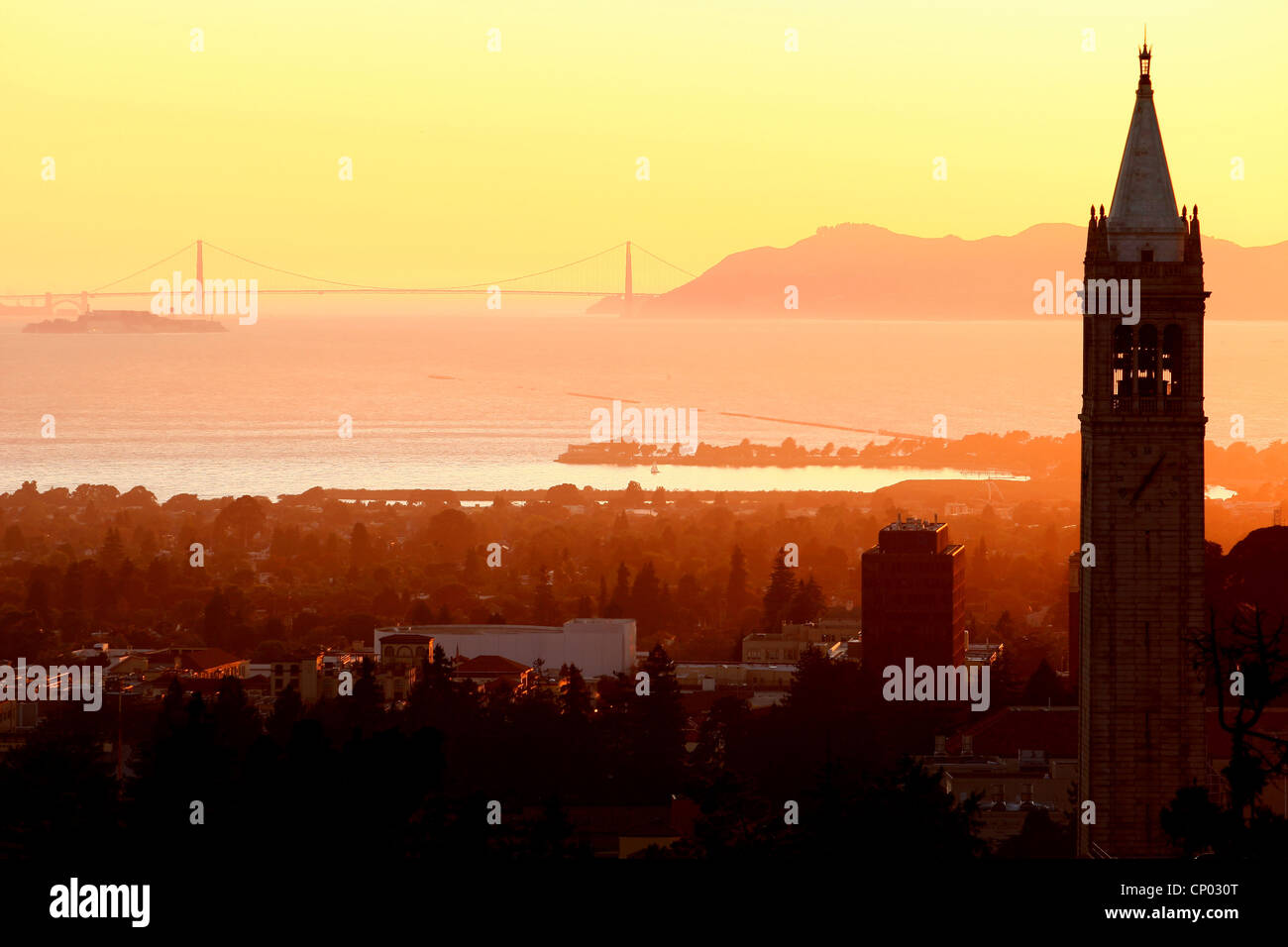 SATHER TOWER & BERKELEY & GOLDEN GATE BRIDGE BERKELEY CALIFORNIA USA 6. Oktober 2011 Stockfoto