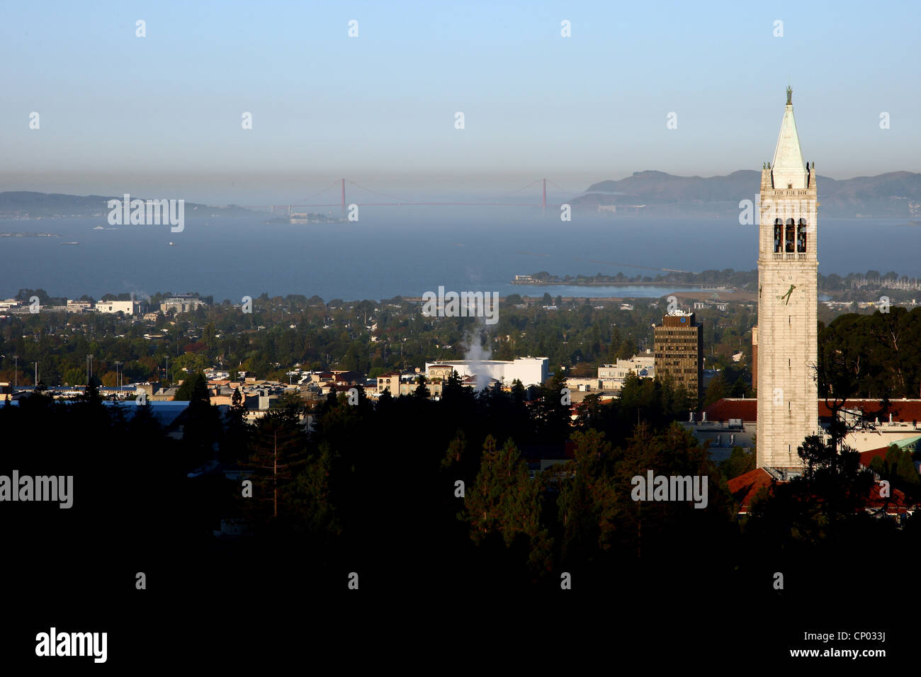 SATHER TOWER BERKELEY GOLDEN GATE BRIDGE BERKELEY CALIFORNIA USA 6. Oktober 2011 Stockfoto