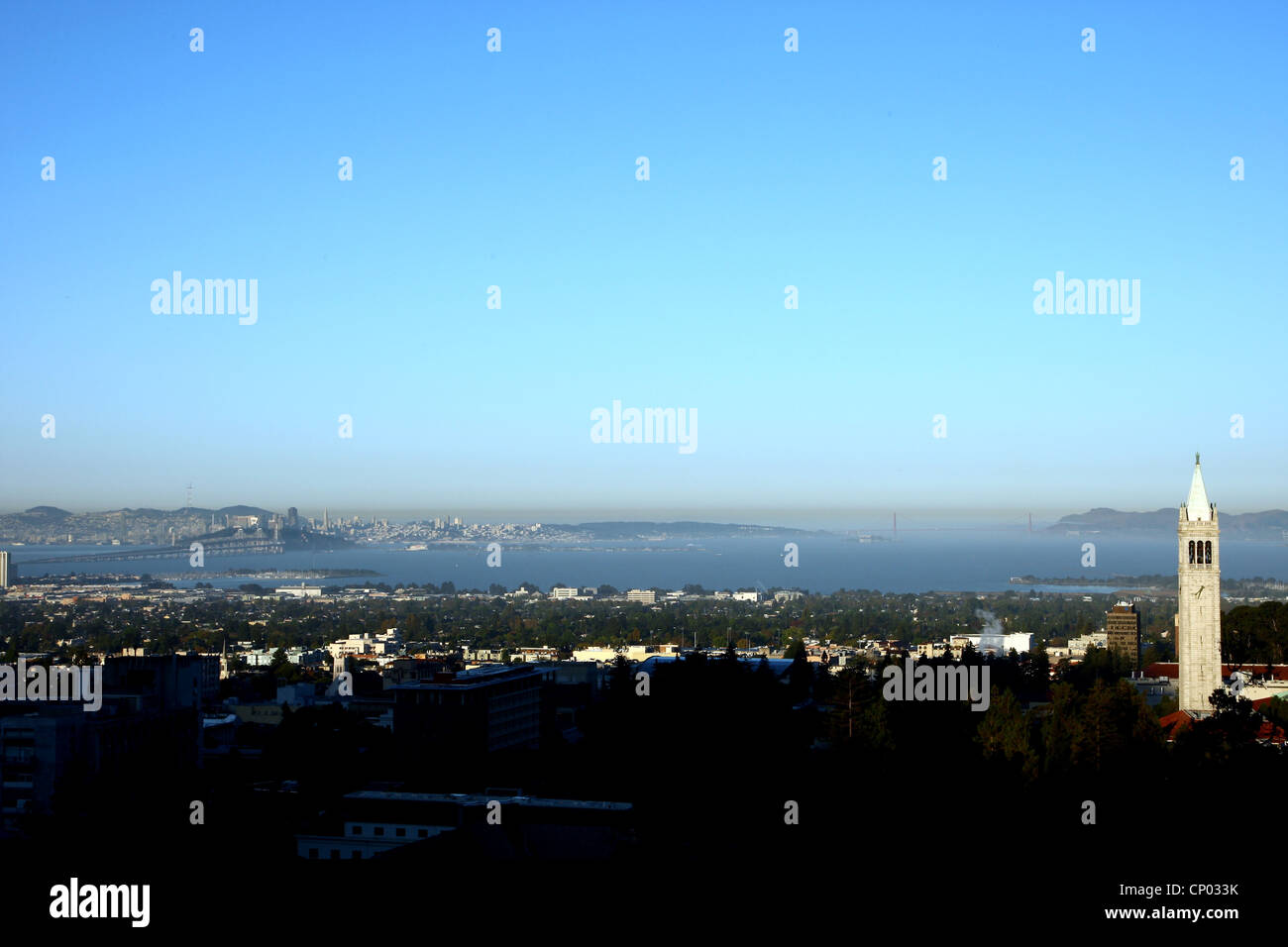 SATHER TOWER BERKELEY SAN FRANCISCO GOLDEN GATE BRIDGE BERKELEY CALIFORNIA USA 6. Oktober 2011 Stockfoto