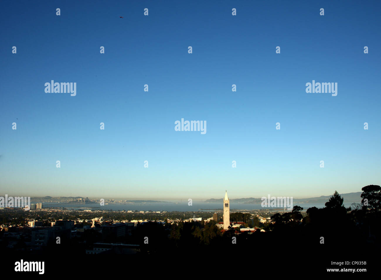 SATHER TOWER BERKELEY SAN FRANCISCO GOLDEN GATE BRIDGE BERKELEY CALIFORNIA USA 6. Oktober 2011 Stockfoto