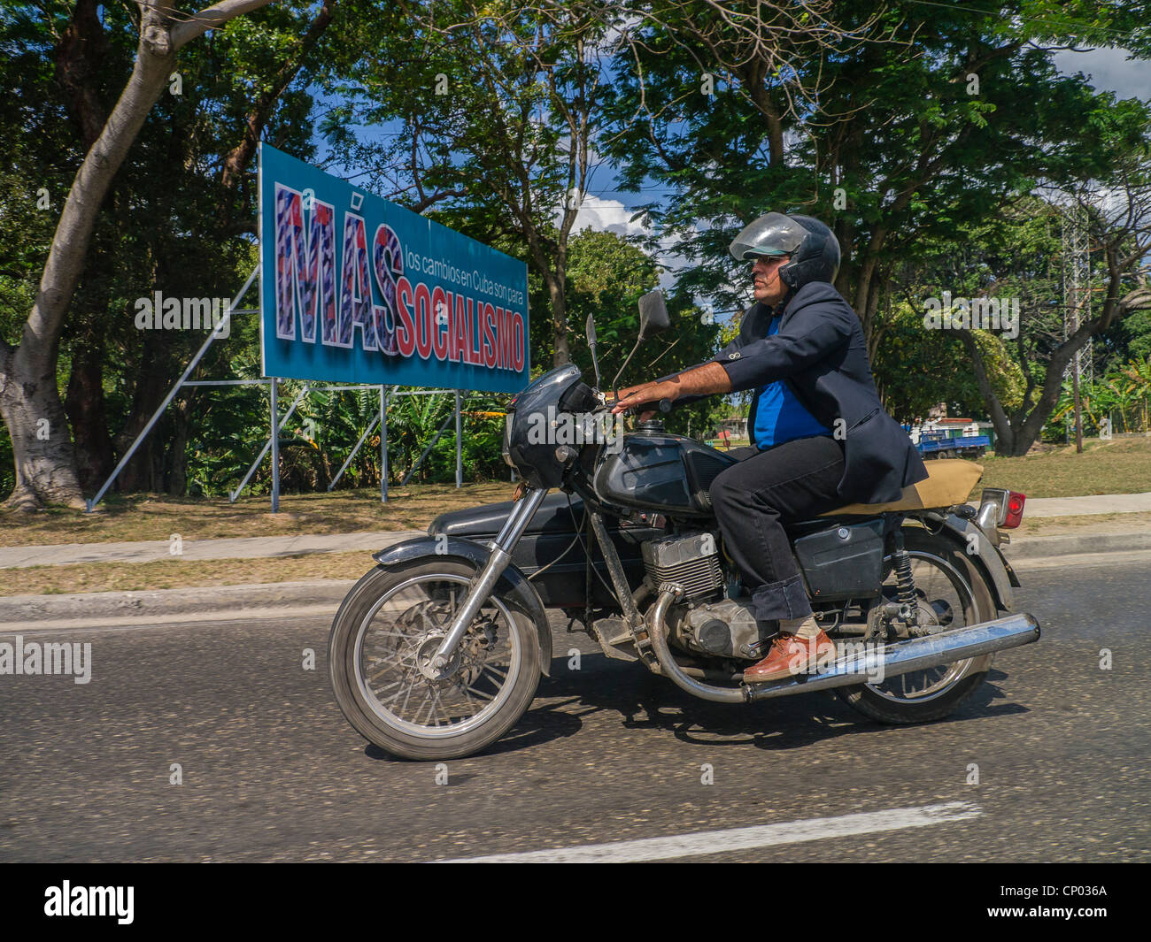 Jährlich 40-50 reitet auf seinem Motorrad in der Stadt von Viñales in westlichen Kuba alten Hispanic kubanischen männlich. Stockfoto