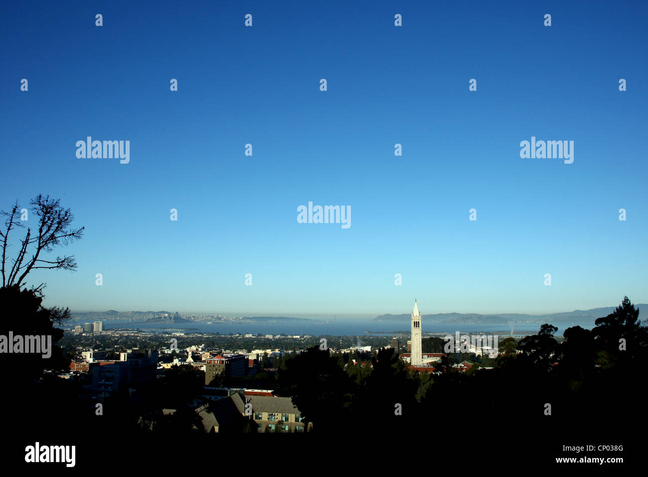 SATHER TOWER GOLDEN GATE BRIDGE BERKELEY Universität BERKELEY Kalifornien USA 6. Oktober 2011 Stockfoto