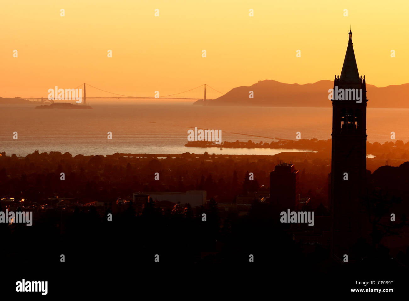 SATHER TOWER & BERKELEY & GOLDEN GATE BRIDGE BERKELEY CALIFORNIA USA 6. Oktober 2011 Stockfoto