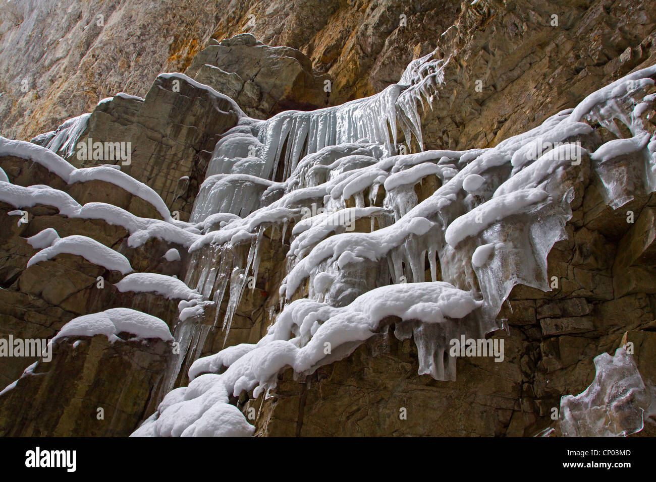 Felswand mit malerischen Eiszapfen hängend in Kaskaden, Österreich, Vorarlberg, Kleinwalsertal Stockfoto