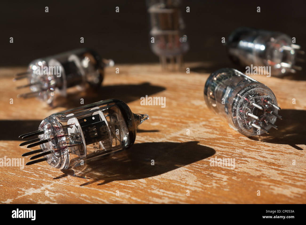 Einige der alten Röhren liegen auf einer Holzoberfläche Stockfoto