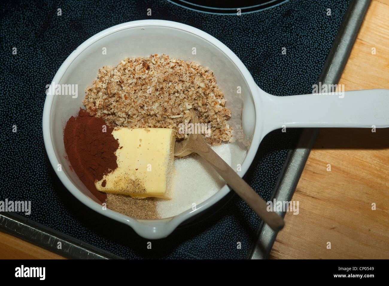 Gemeinsame Hasel (Corylus Avellana), selbst gesammelt und gefräst, Haselnüsse, Kakao, Butter und Zucker in einem Topf auf dem Herd für die Herstellung von Nutella, Deutschland Stockfoto
